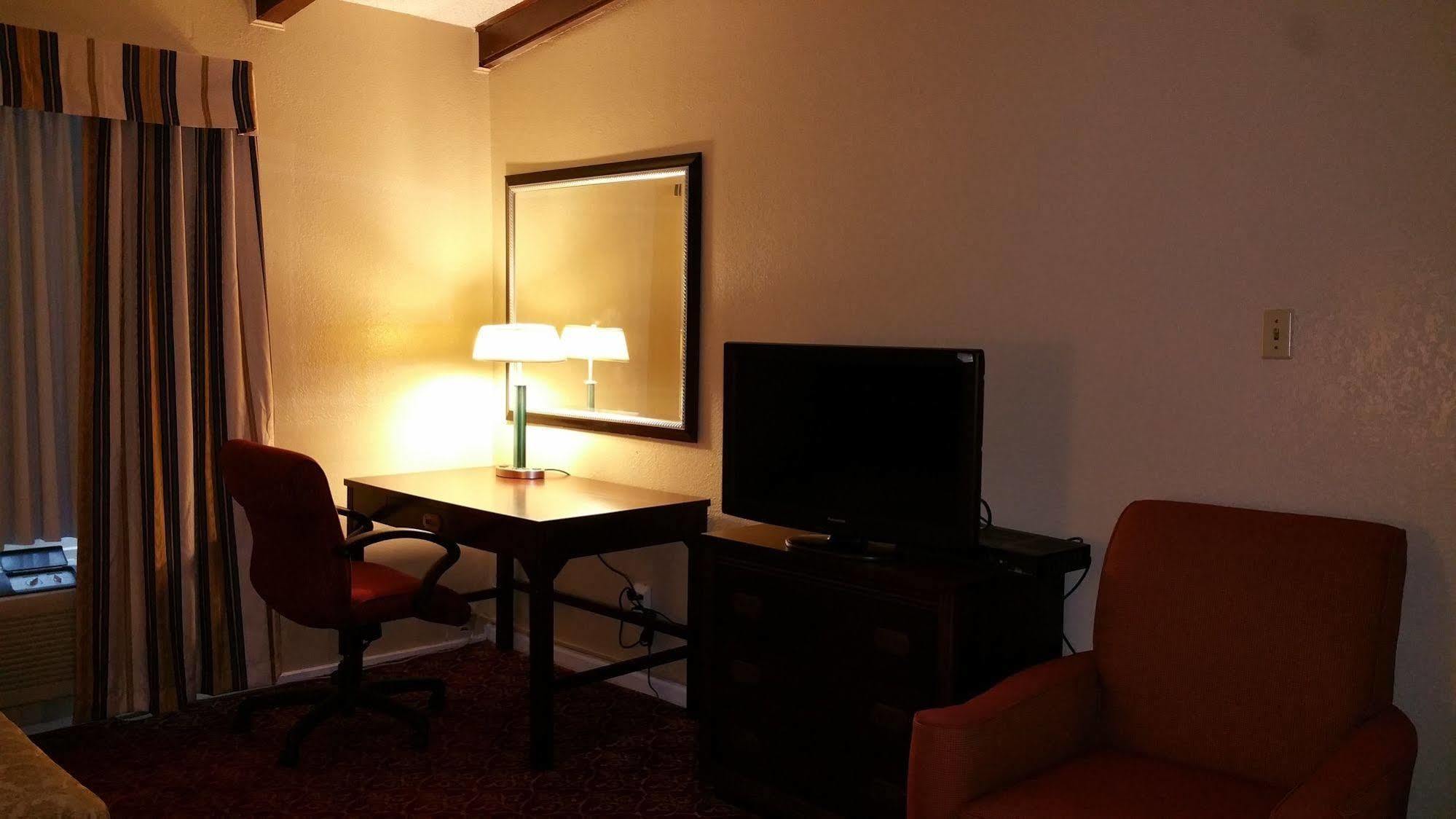 Executive Inn And Suites Waxahachie Εξωτερικό φωτογραφία